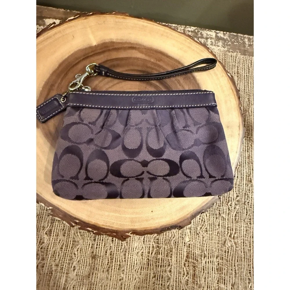 COACH SIGNATURE COLLECTION PURPLE WOVEN JACQUARD  PLEADED ZIP WRISTLET RARE